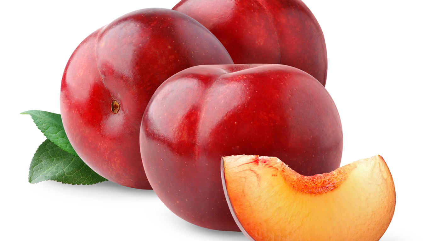 Сочные спелые розовые сливы на белом фоне