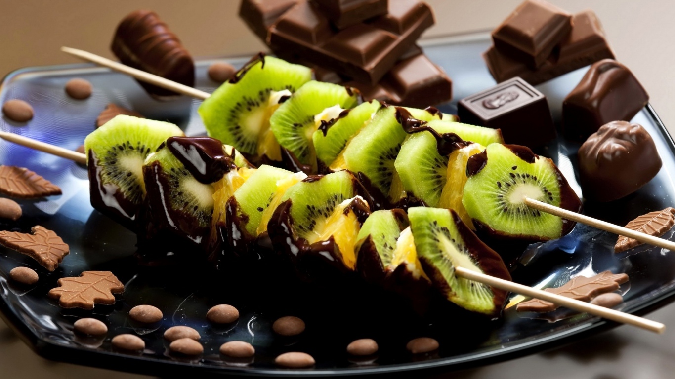 Киви на деревянных палочкам в шоколаде