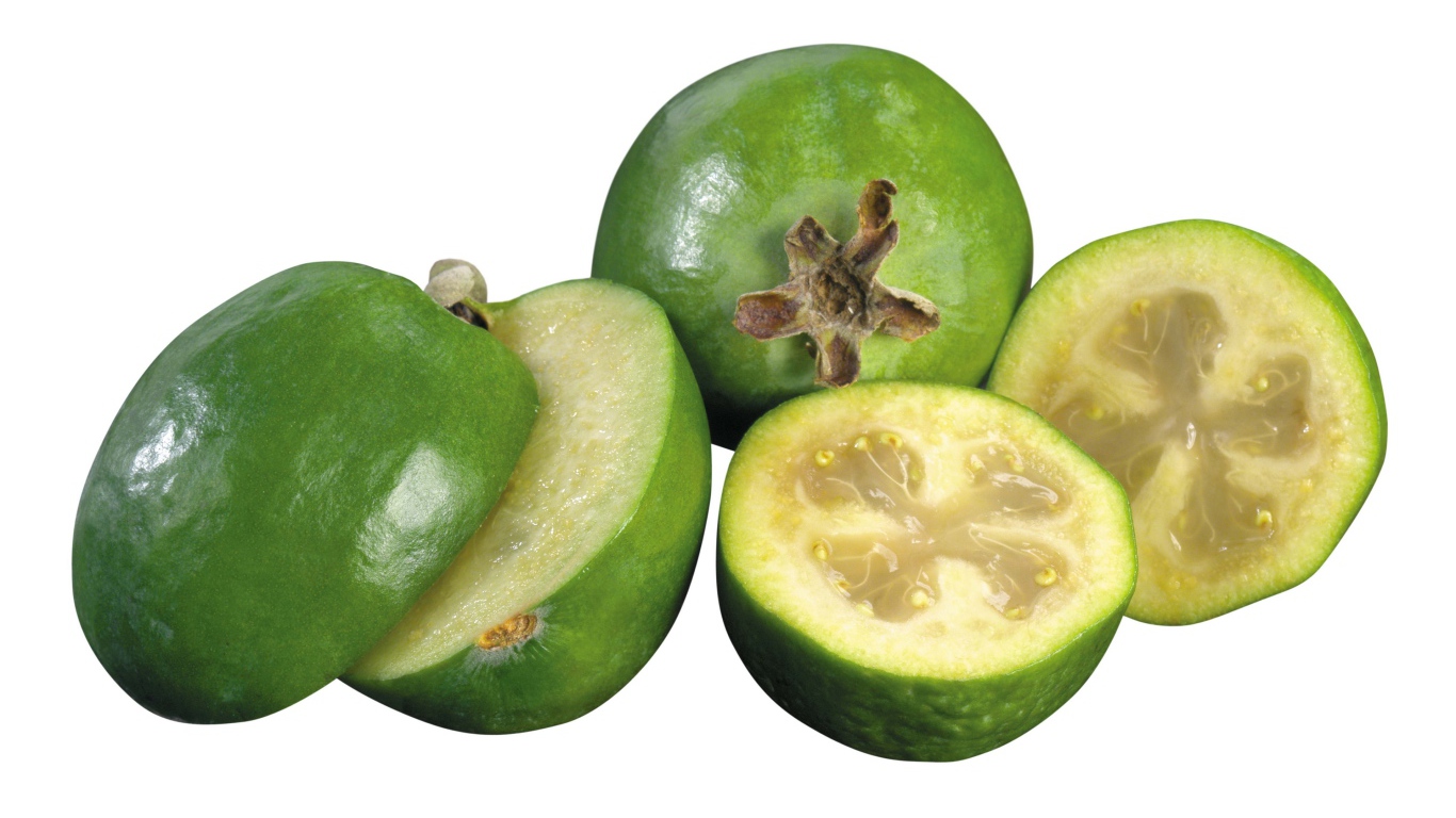 Спелые плоды фейхоа на белом фоне