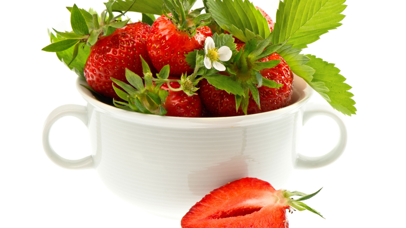 Спелая красная клубника на белом фоне