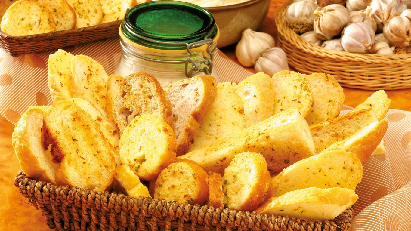 Гренки на столе с чесноком и соусом