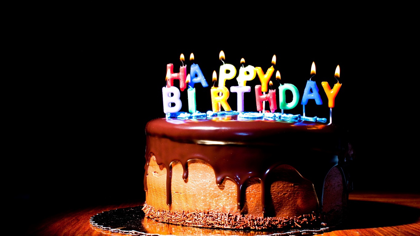 Красивый торт с шоколадной глазурью со свечками на день рождения