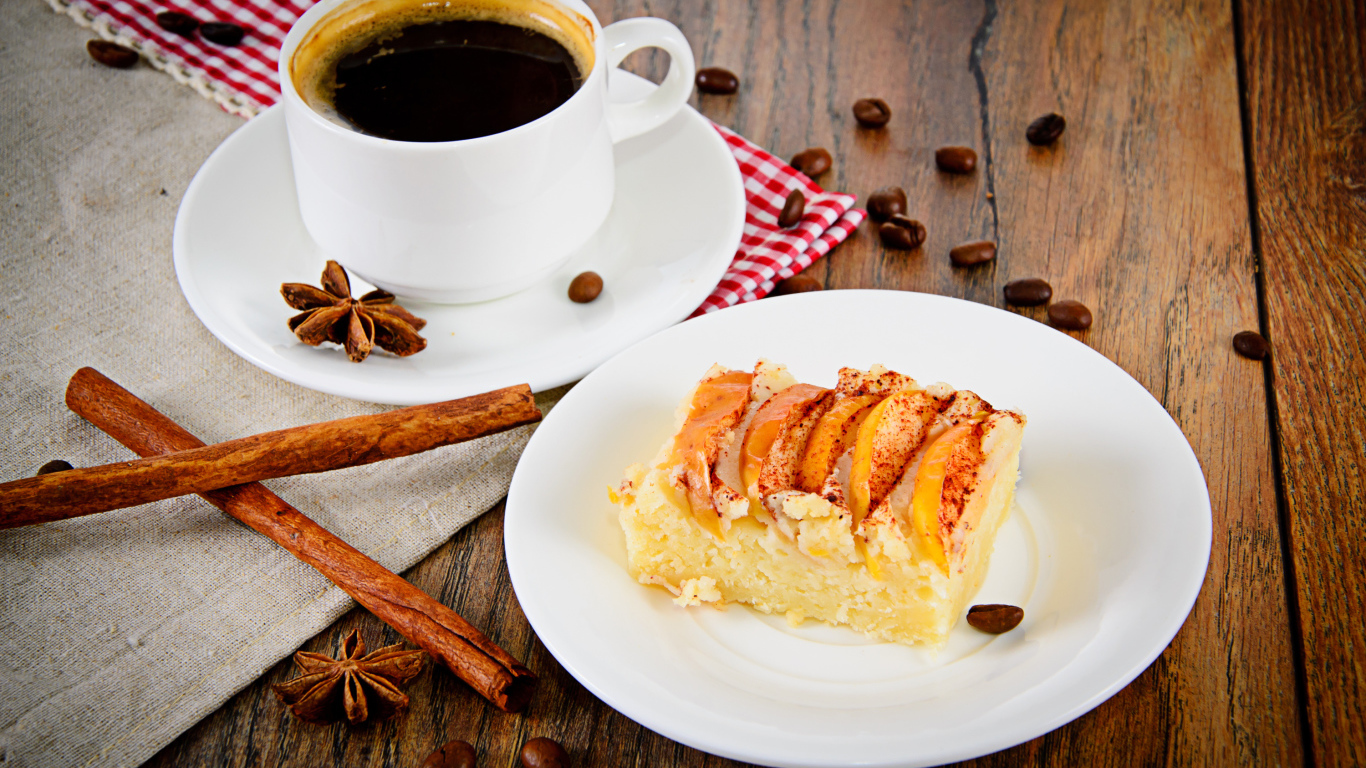 Чашка кофе на столе с кусочком пирога