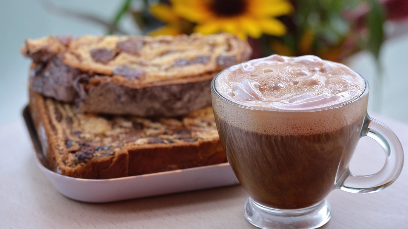 Чашка вкусного какая на столе с кусочками кекса