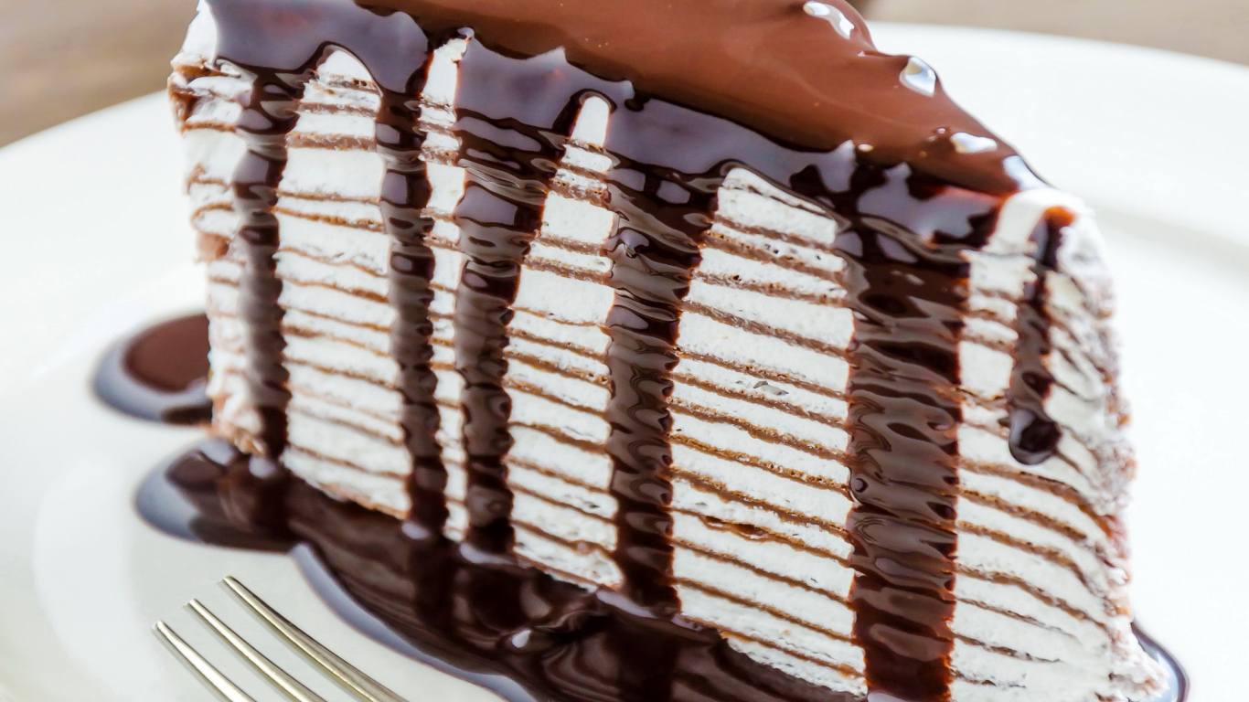 Аппетитный кусок торта с шоколадной глазурью 