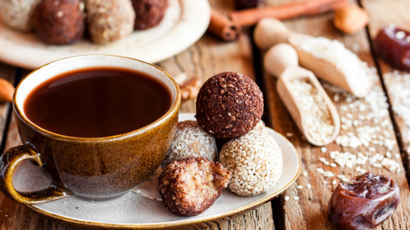 Большая чашка кофе с круглыми аппетитными конфетами