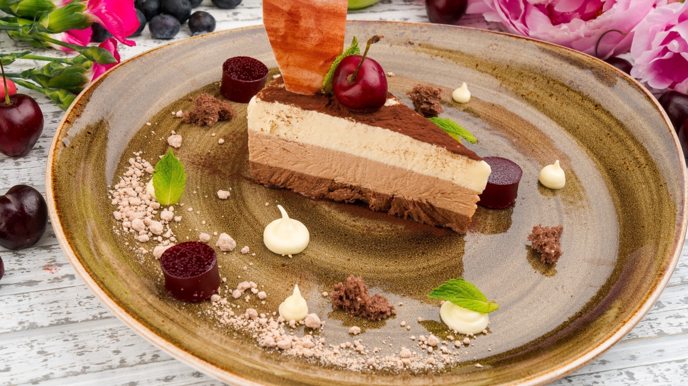 Кусок торта три шоколада на блюде 