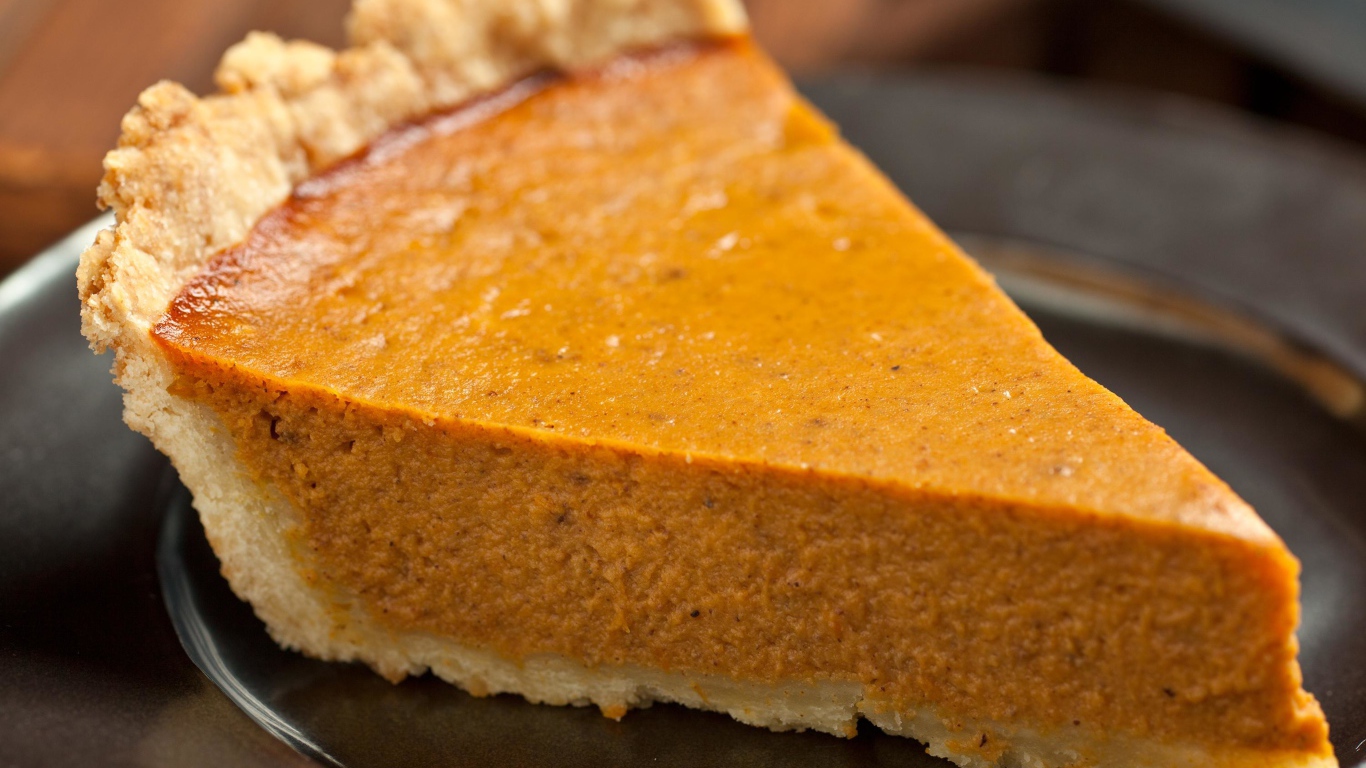 Кусок аппетитного тыквенного пирога на столе