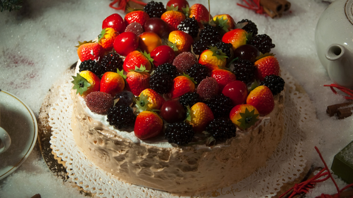 Аппетитный торт с ягодами на столе 