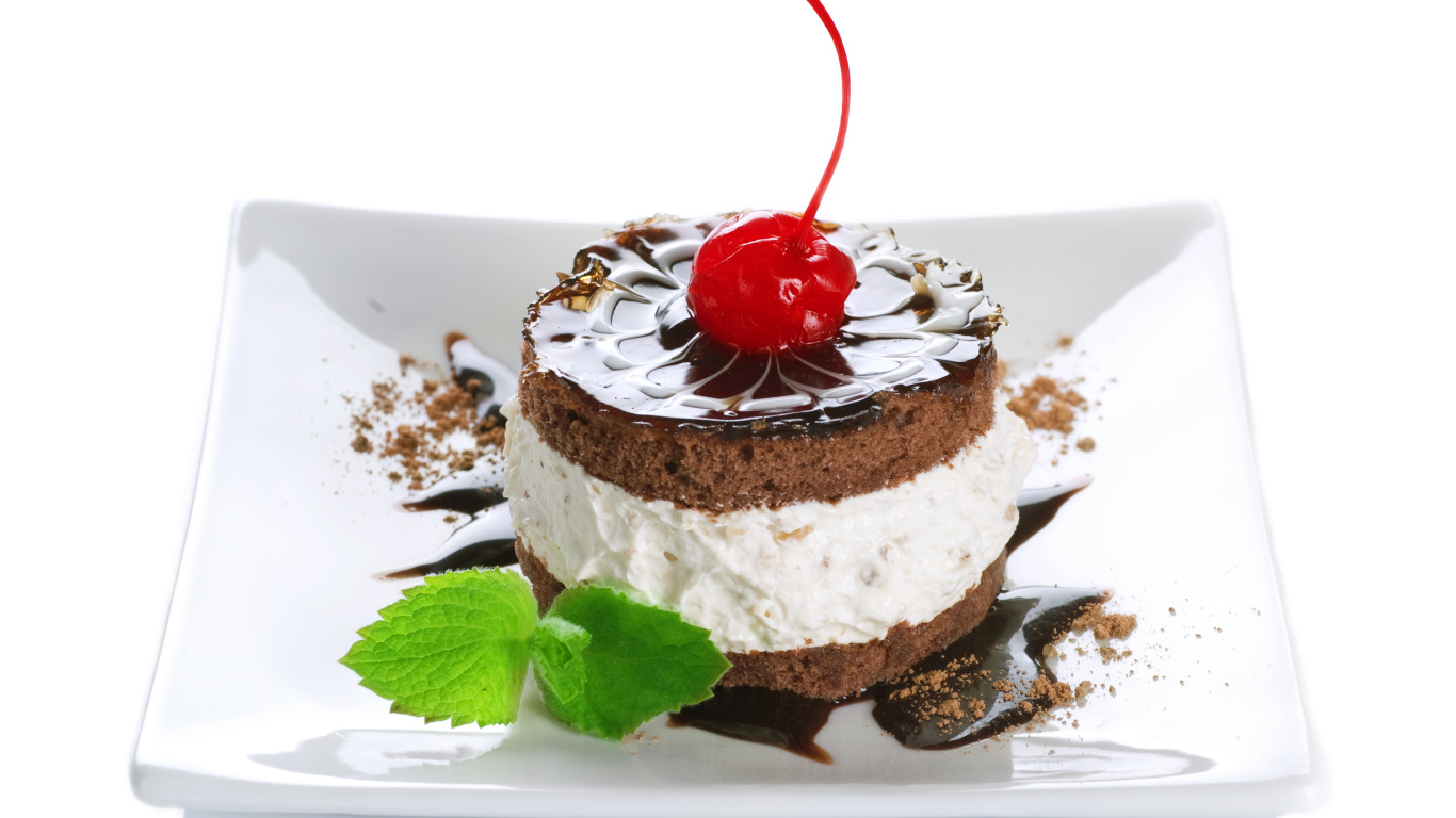 Аппетитное пирожное с вишней на белом фоне