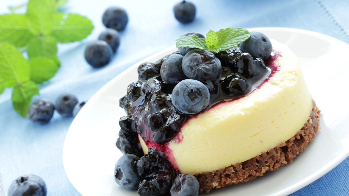 Аппетитное пирожное с джемом и ягодами черники