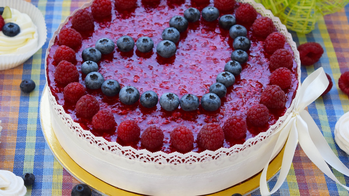 Аппетитный торт с ягодами малины и черники