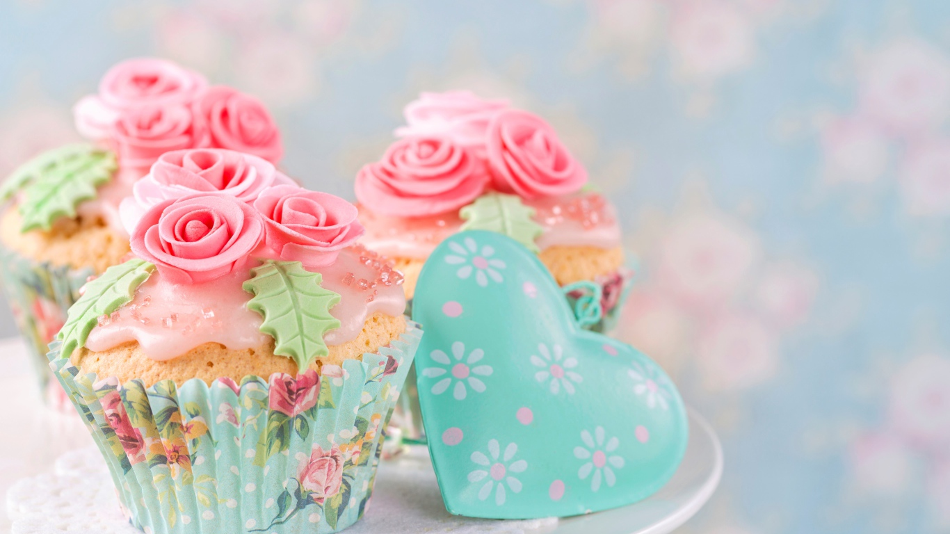 Аппетитные капкейки с розовыми розами из мастики и сердцем