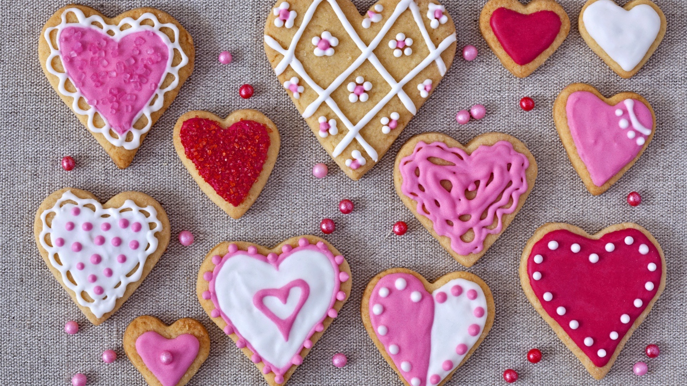 Аппетитное печенье в форме сердечек с глазурью