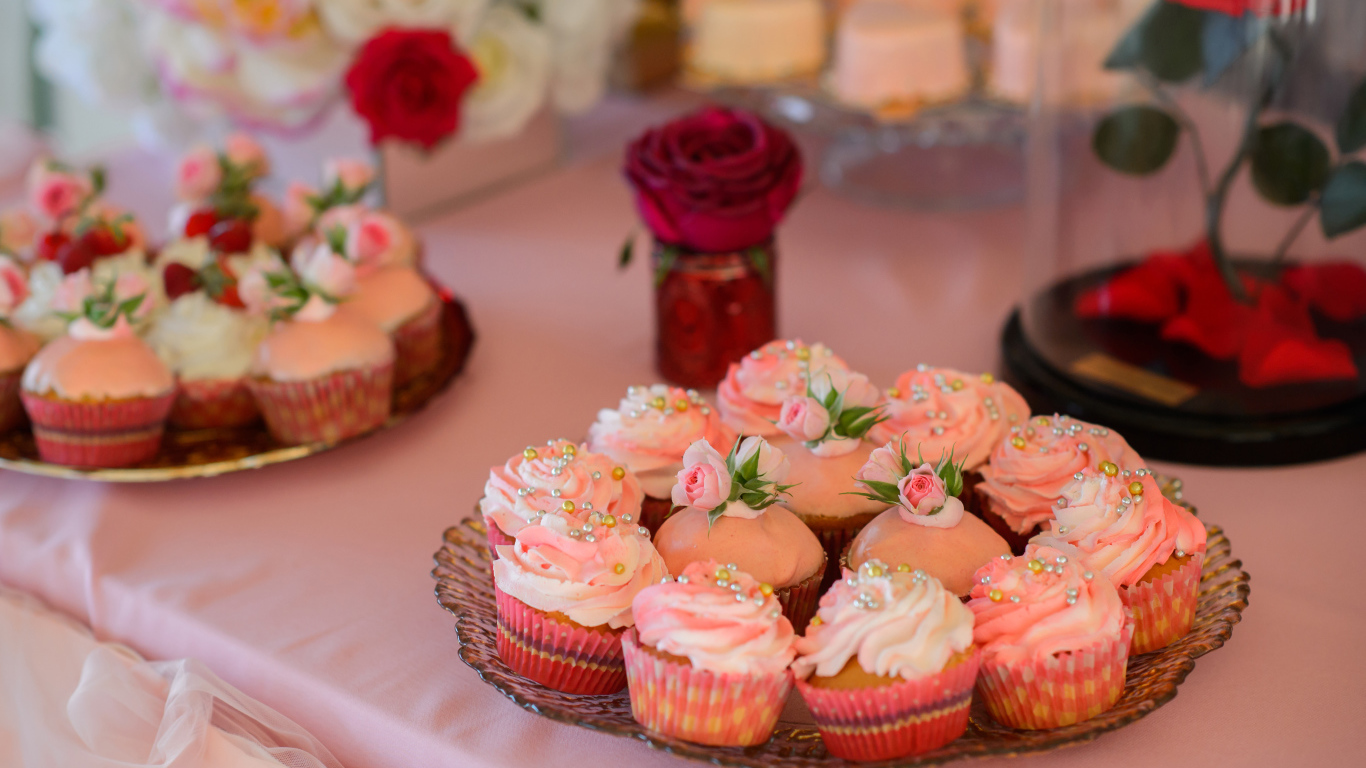 Аппетитные дизайнерские капкейки на столе