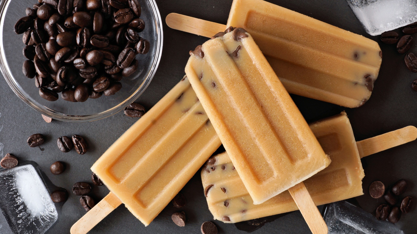 Аппетитное фруктовое мороженое с кофейными зернами