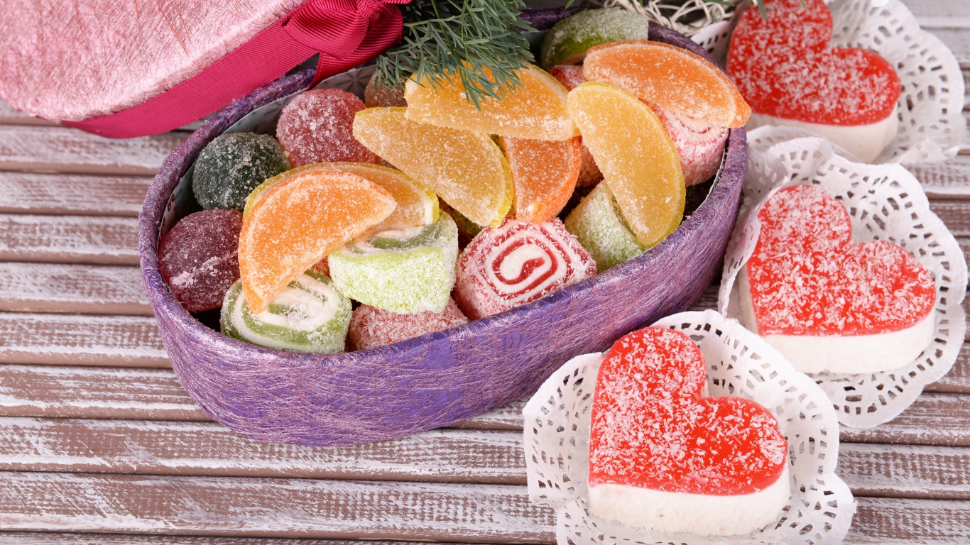 Аппетитные мармеладные конфеты на столе