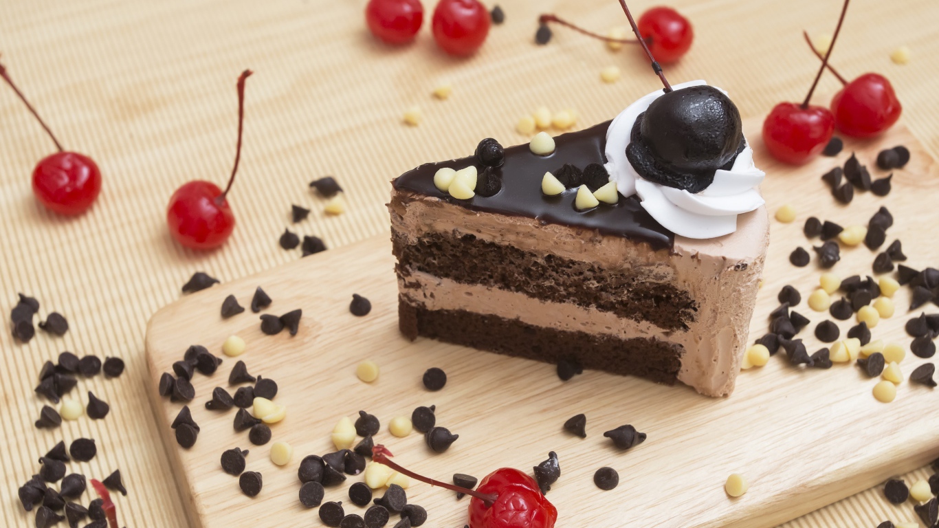 Аппетитный кусок торта с шоколадом и ягодами вишни