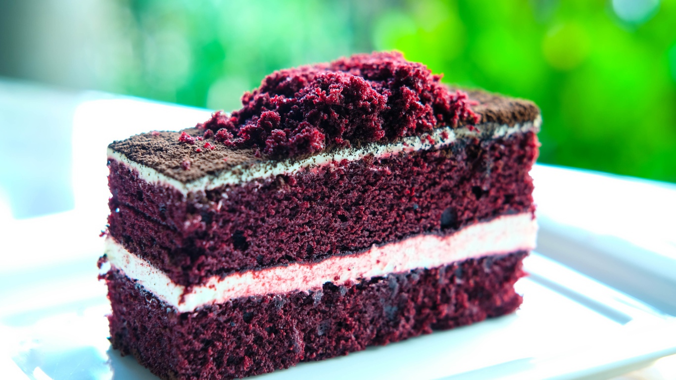 Аппетитный кусок торта с кремом