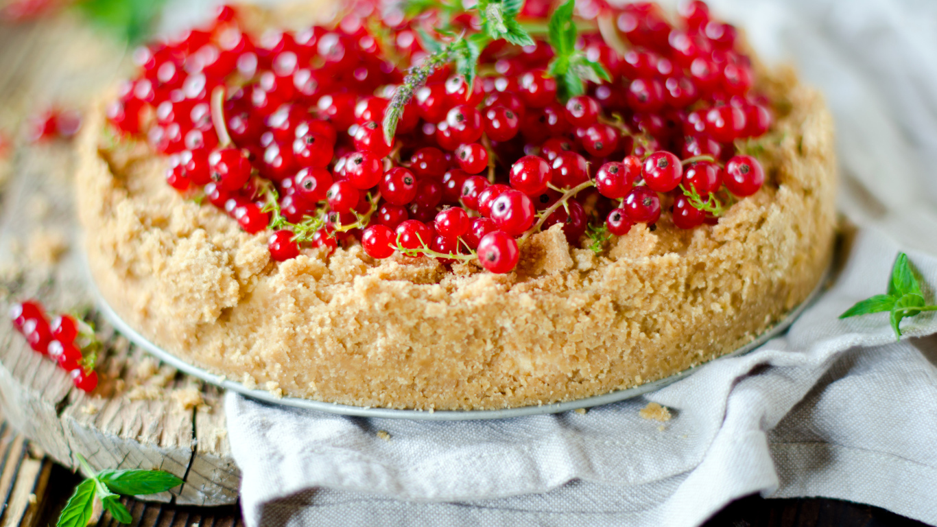 Аппетитный песочный пирог с красной смородиной