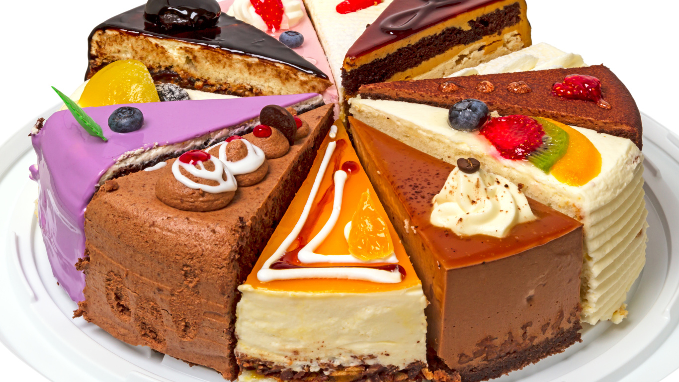 Ассорти из кусков торта на белом фоне