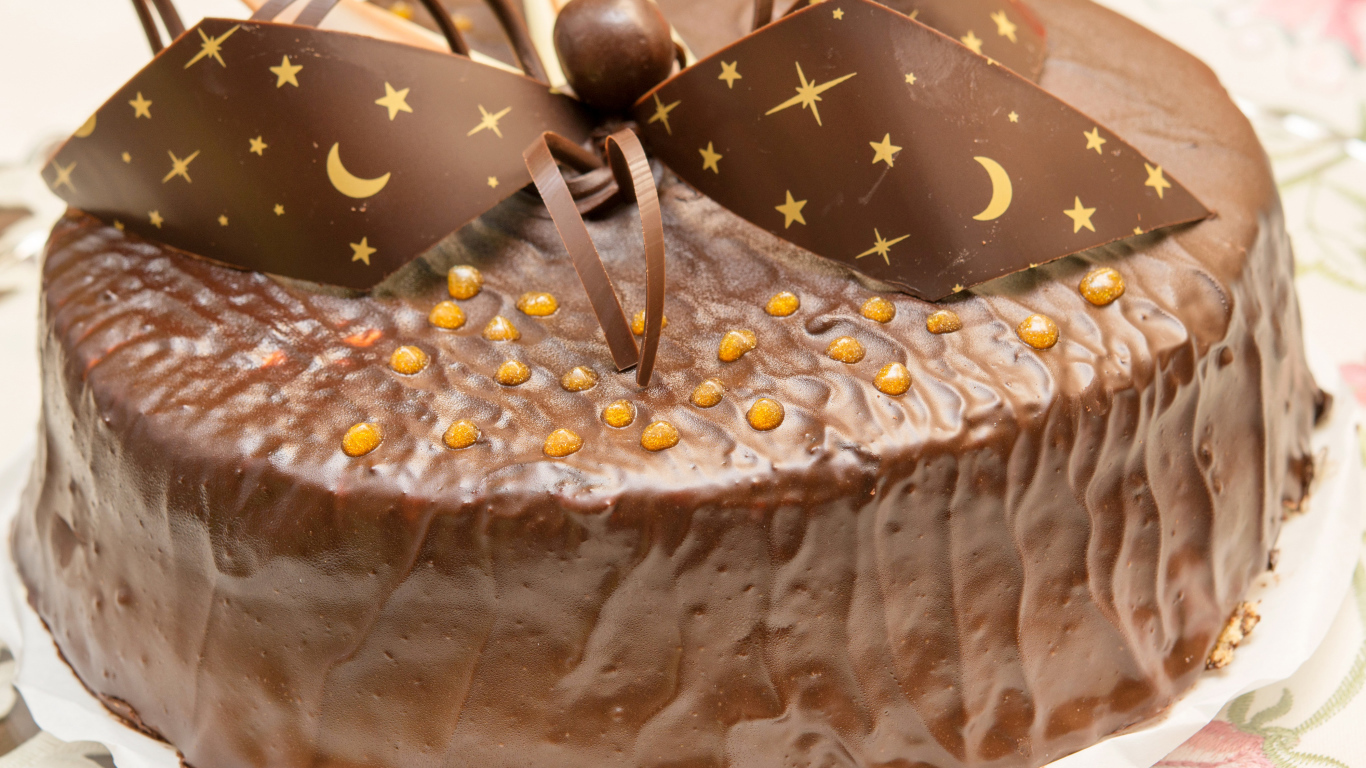 Красивый праздничный торт с шоколадом