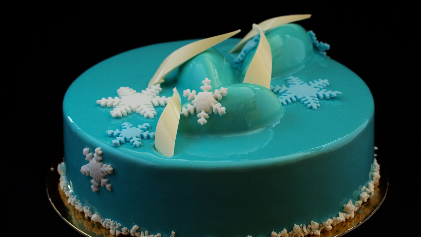 Красивый голубой глянцевый торт со снежинками 