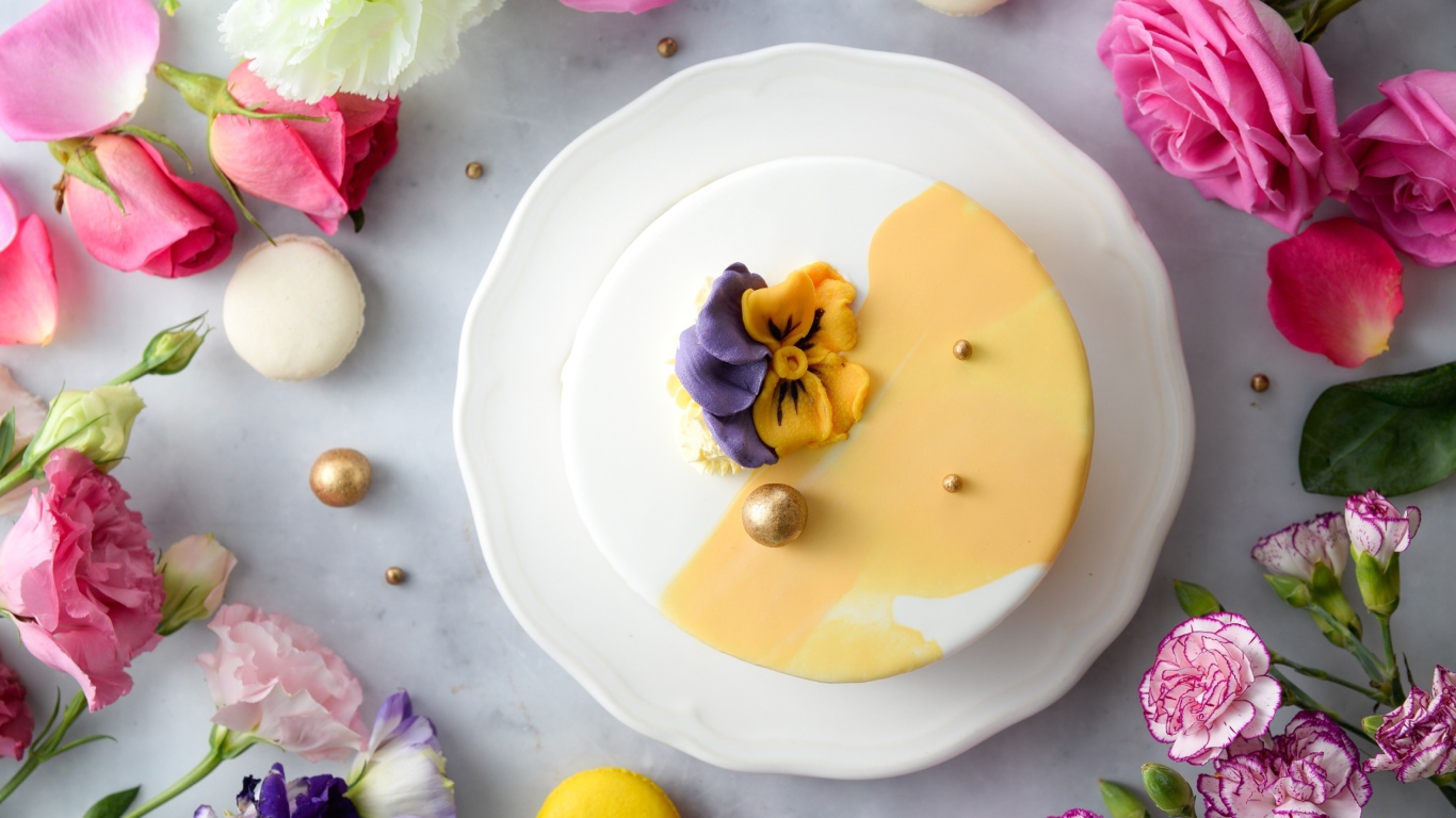 Красивый торт на белой тарелке с цветами вид сверху 