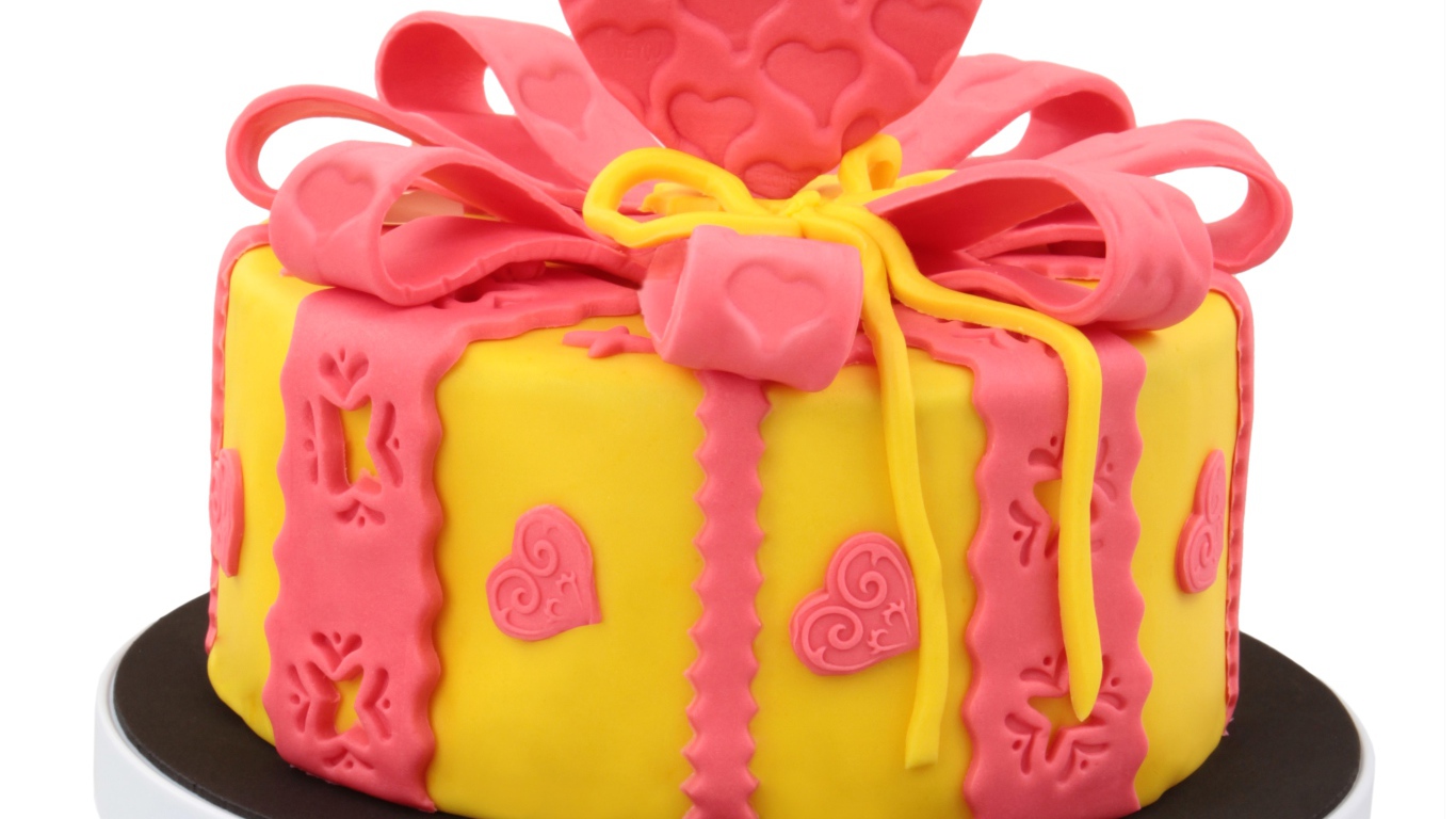 Красивый торт с сердечками из мастики на белом фоне