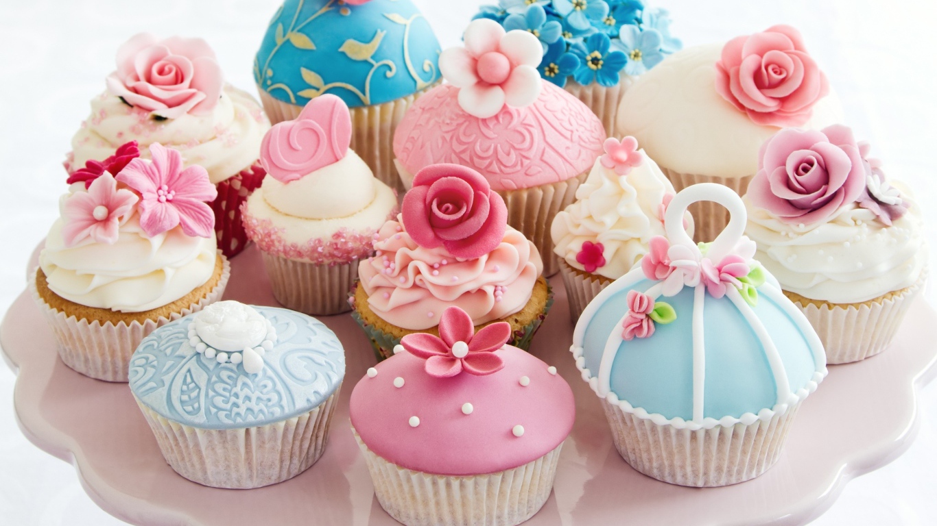 Красивые праздничные маффины с украшениями из мастики