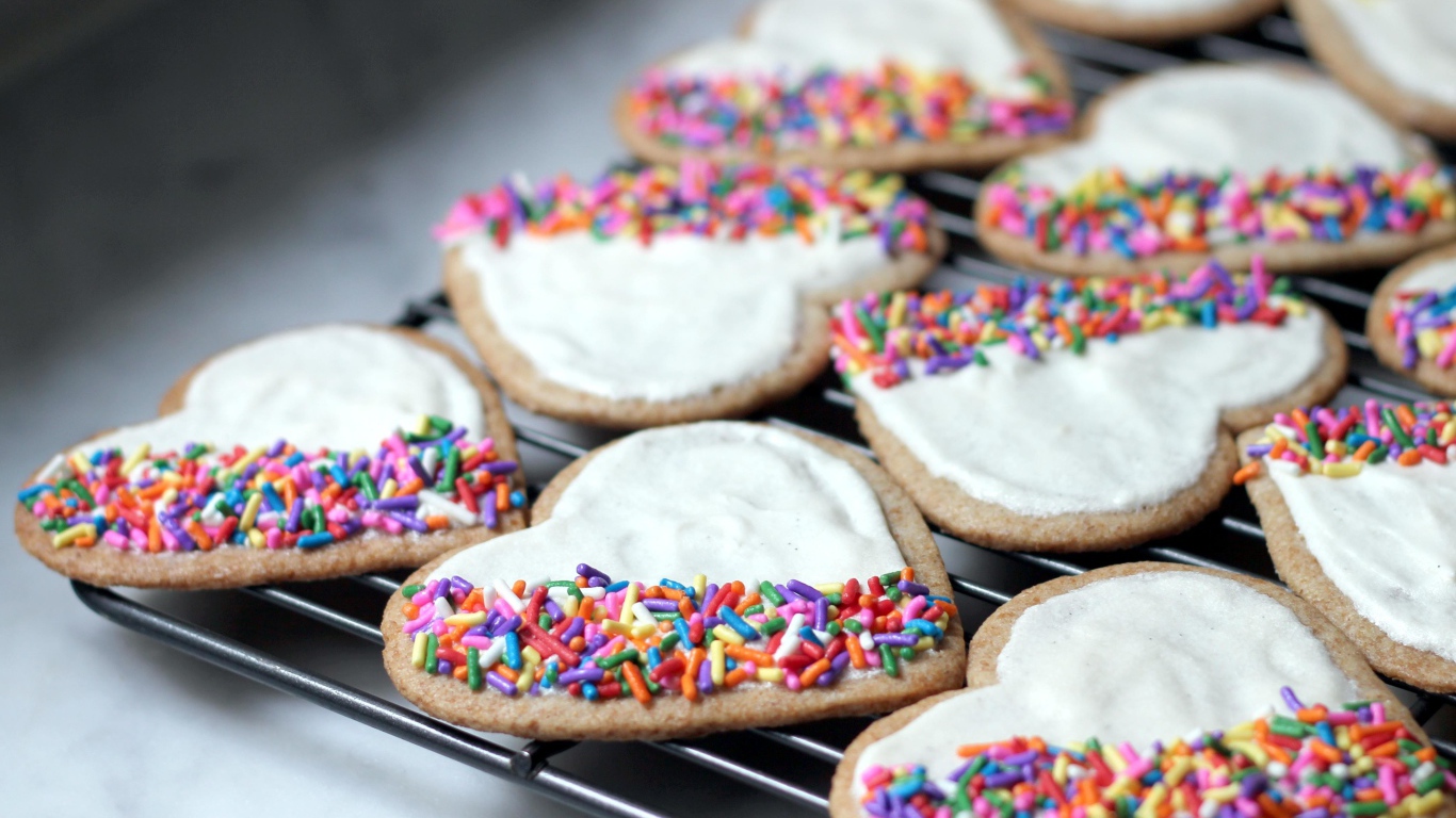 Красивое печенье в форме сердца с сахарной глазурью