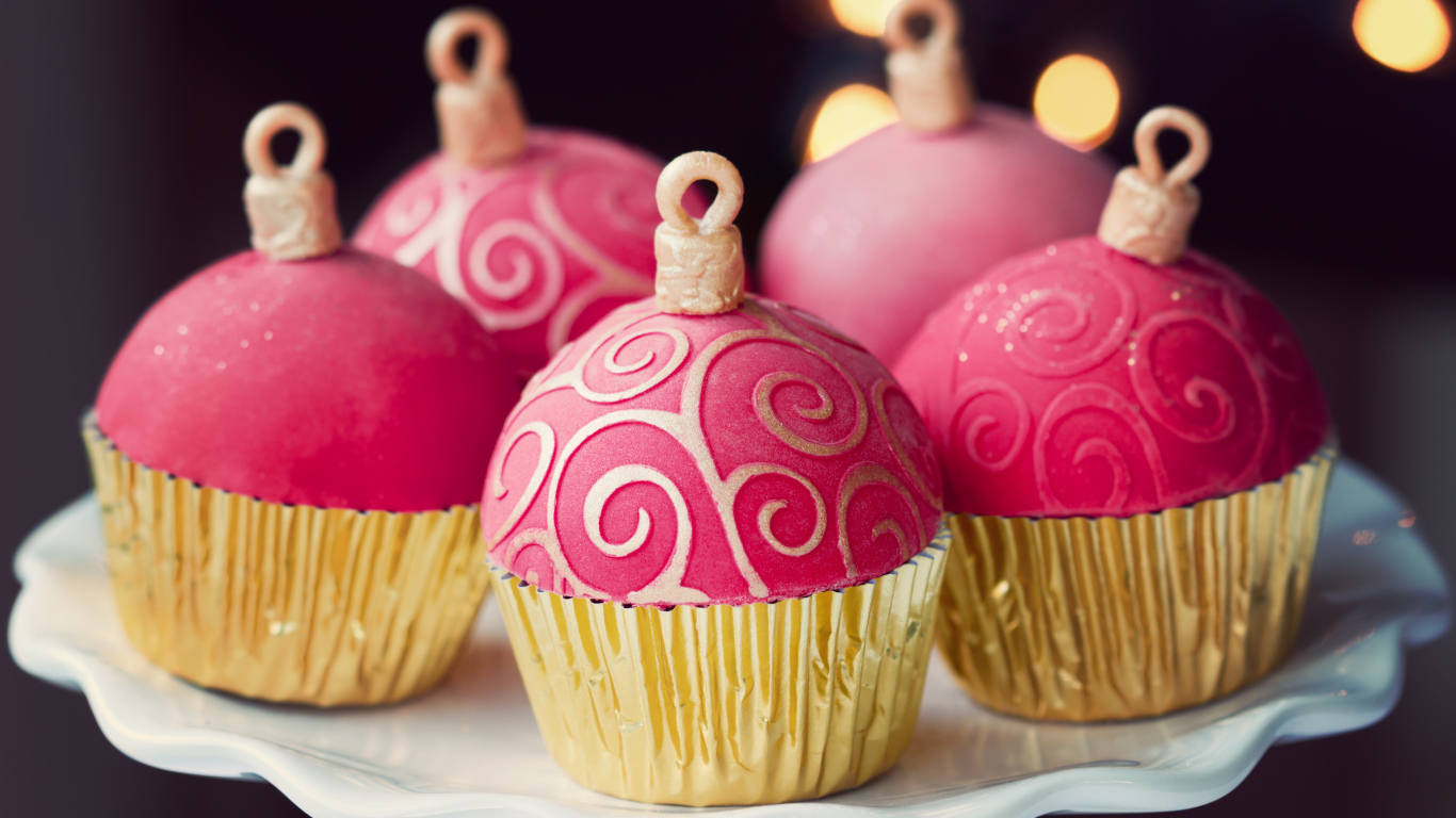 Красивые розовые кексы на Новый год 