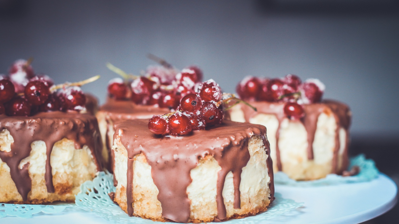 Пирожное в глазури с ягодами красной смородины