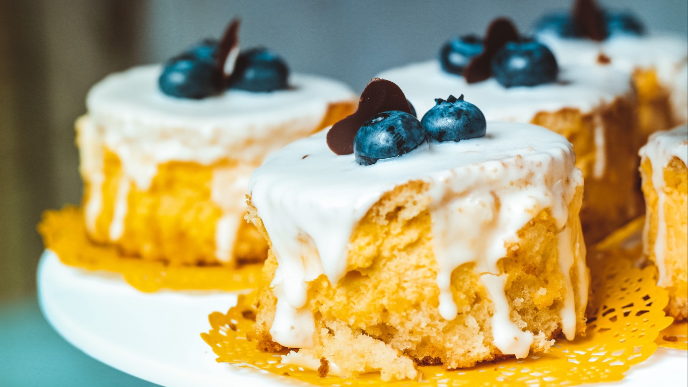 Пирожное в глазури с ягодами черники 