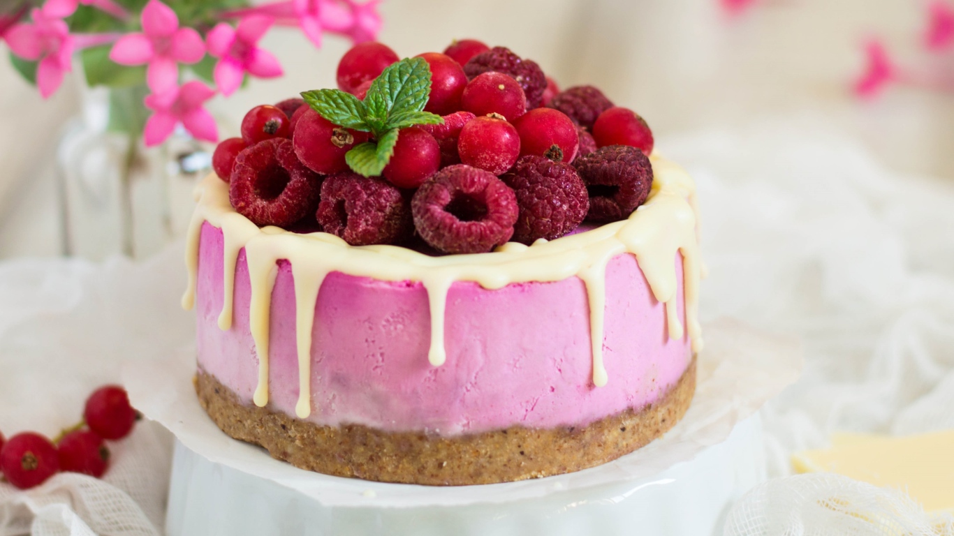 Пирожное с суфле и ягодами малины и клюквы