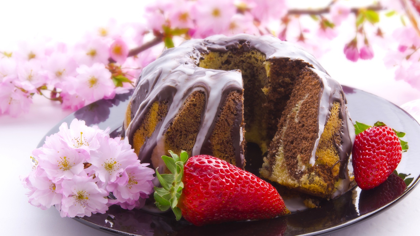 Пирог с шоколадом и клубникой на блюде с розовыми цветами