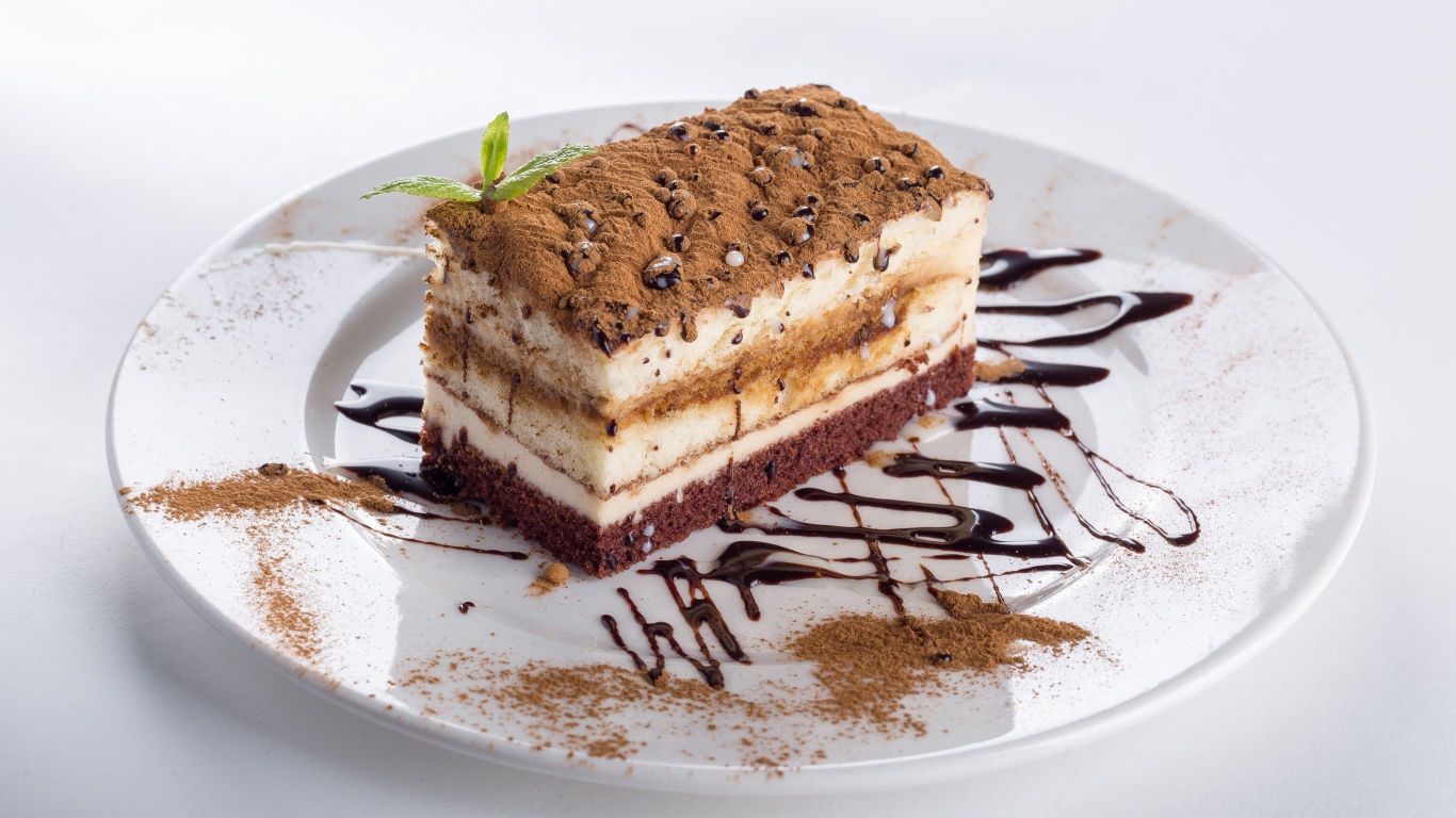 Пирожное с шоколадом на белой тарелке