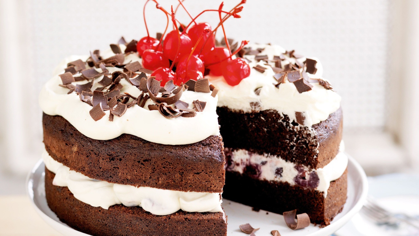 Торт с кремом, шоколадной стружкой и вишнями