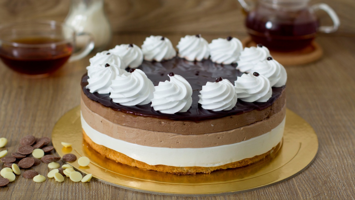 Торт - мусс с шоколадом и безе на столе 