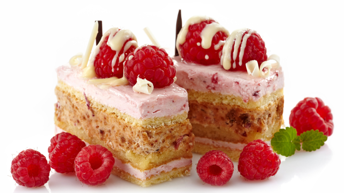 Пирожные с ягодами малины на белом фоне