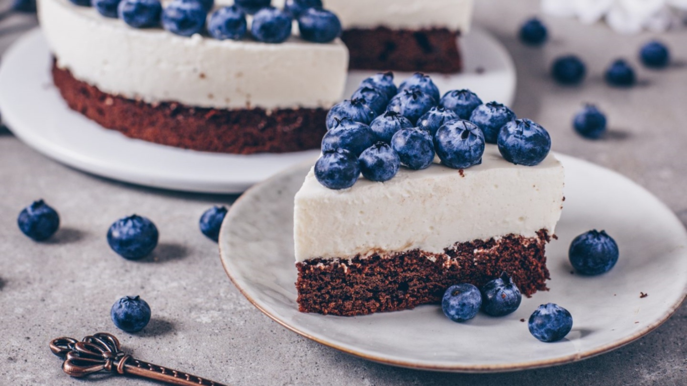 Чизкейк с ягодами черники на тарелке