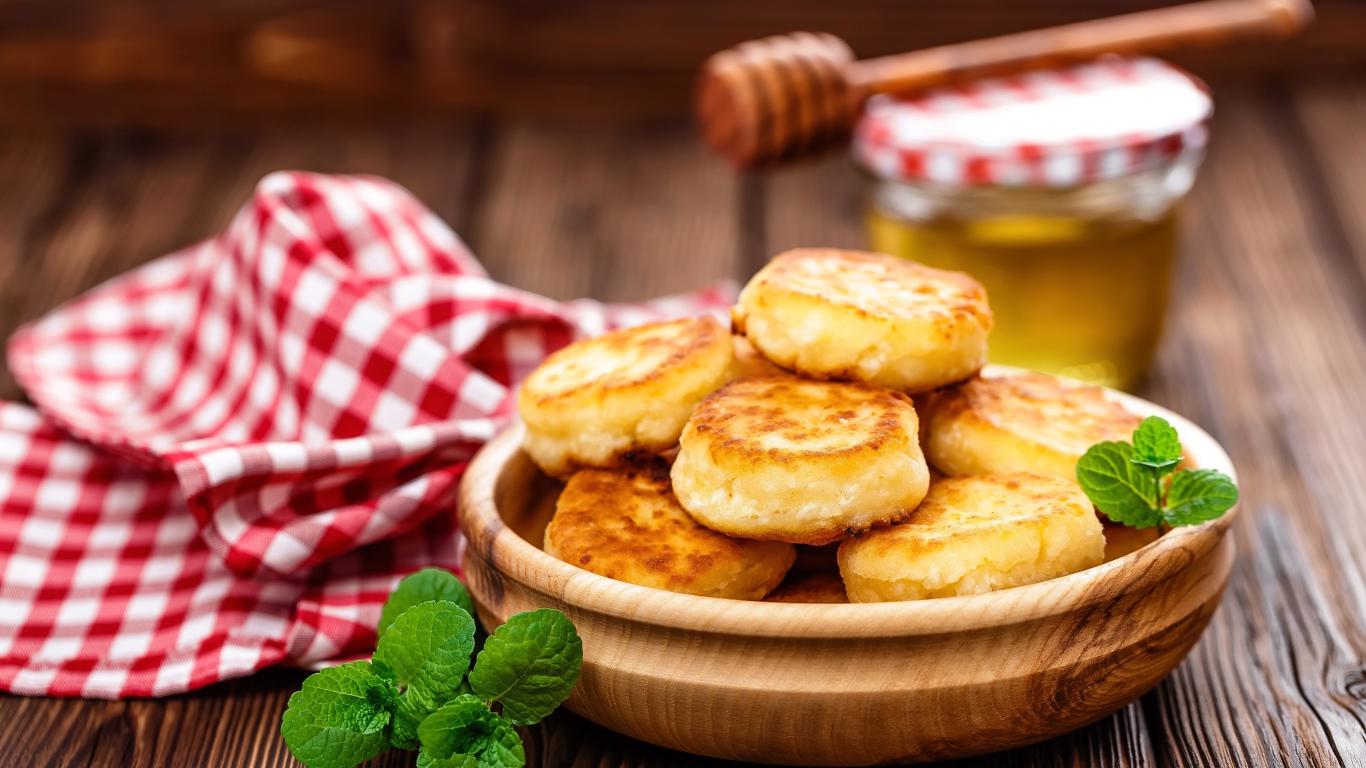 Сырники на столе с медом