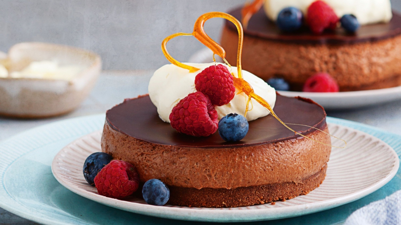 Шоколадное пирожное с ягодами клубники и черники