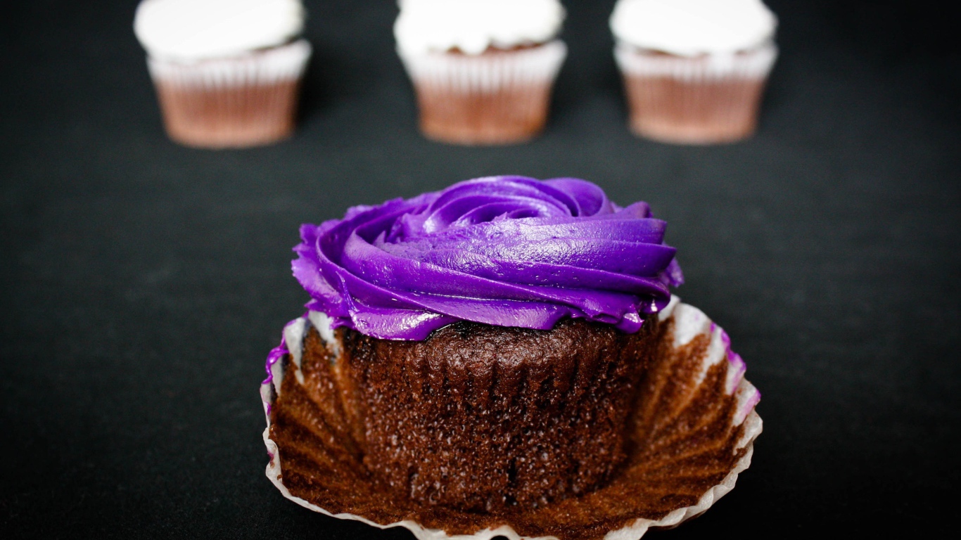 Шоколадный кекс с фиолетовым кремом