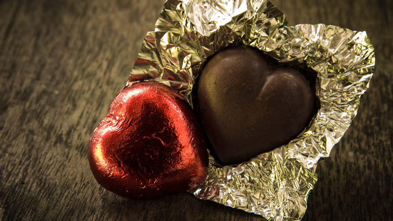 Шоколадные конфеты в форме сердца в блестящей фольге
