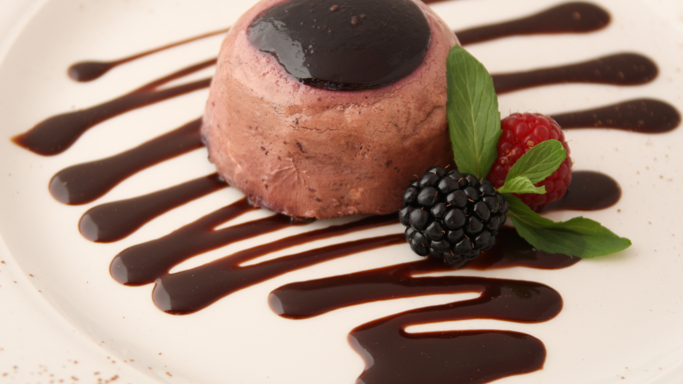 Шоколадный десерт с ягодами черники и малины