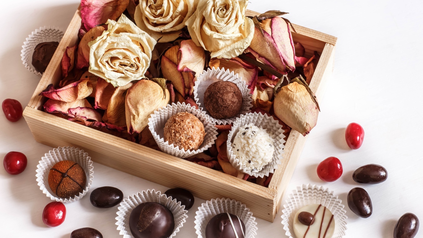 Шоколадные конфеты с сухими розами в коробке 