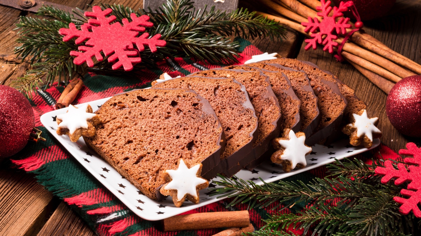 Рождественский кекс на столе с еловыми ветками и корицей