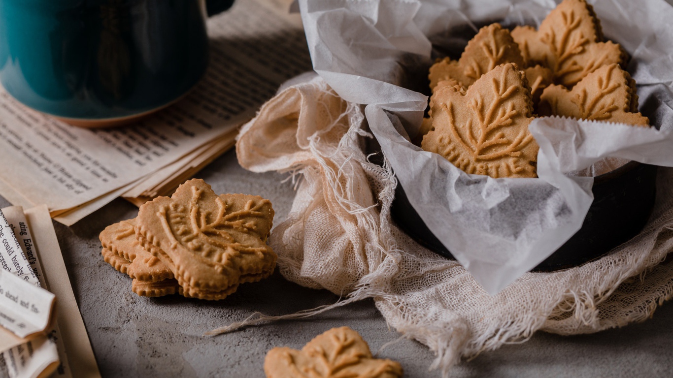 Печенье в форме листьев на столе 