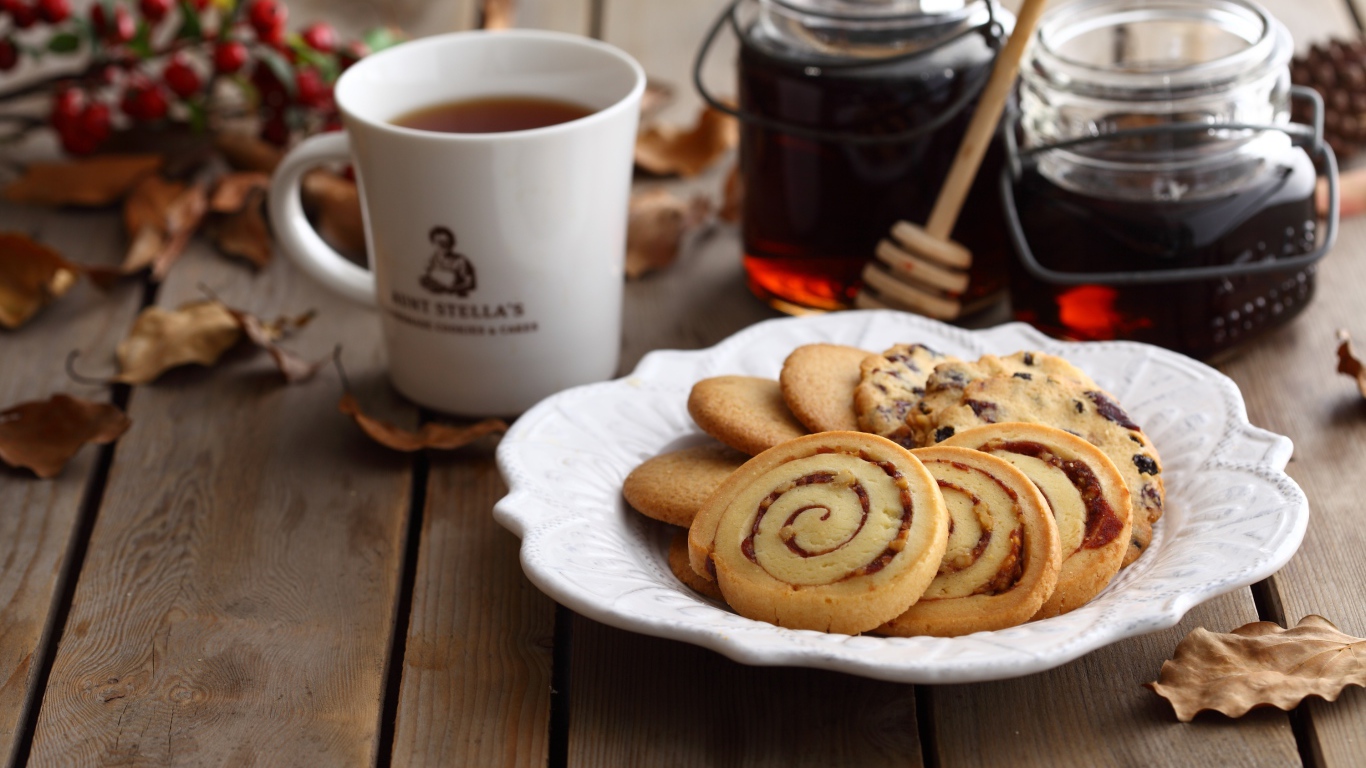 Печенье на тарелке на столе с чаем и вареньем 